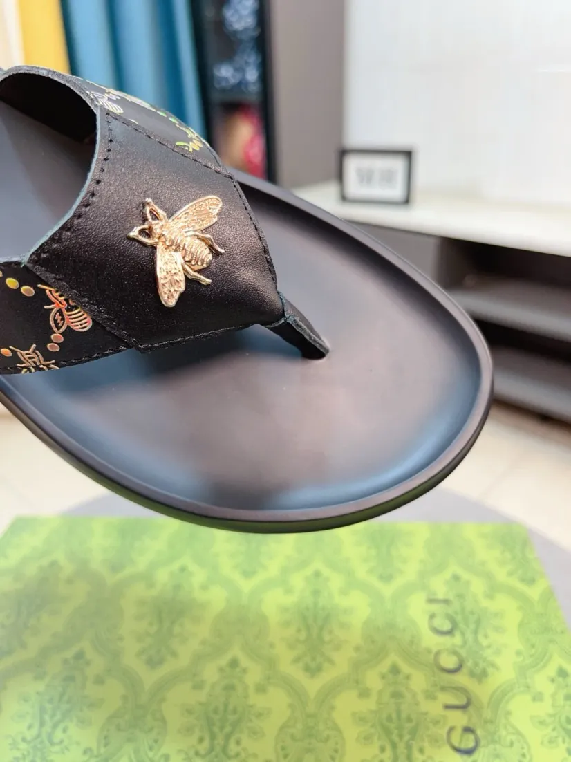 Men's shoes 💰260🌹🌹 (gucci-Gucci) New men's slippers, high-end boutique, made of cowhide, with exquisite embossed logo decoration on the upper, fine workmanship, super soft soles, casual, loose and comfortable, a must-have in summer! \nsize：38-44